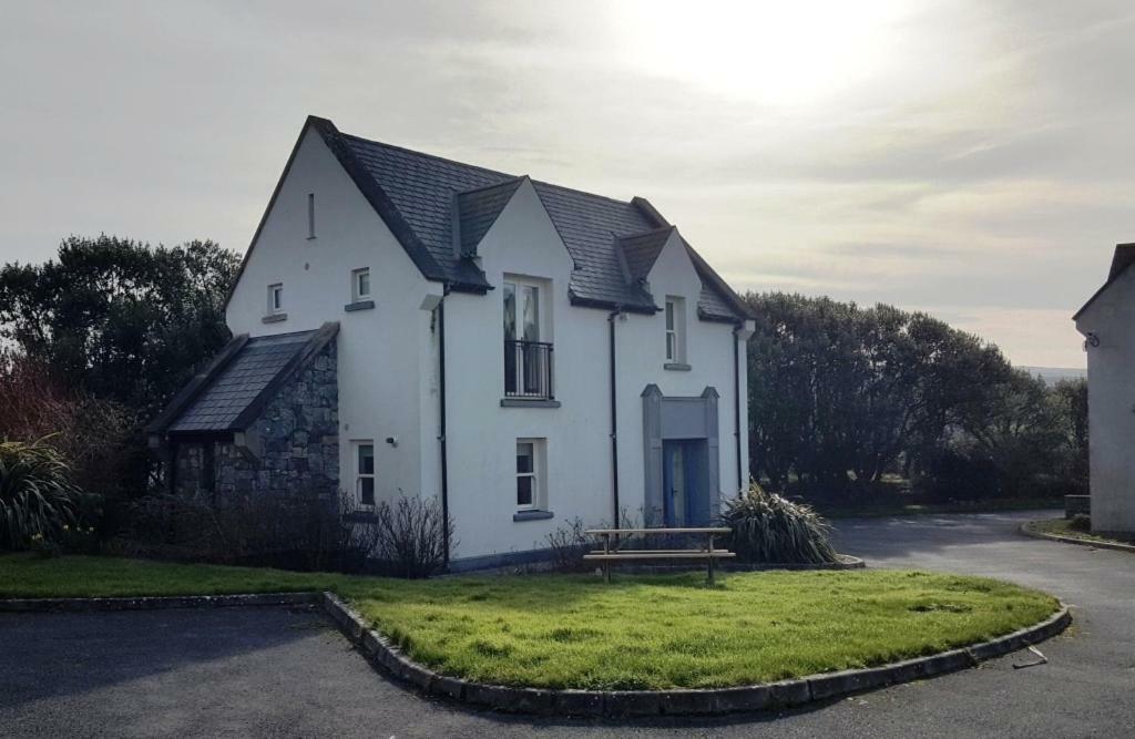 Doolin Court Vila Exterior foto